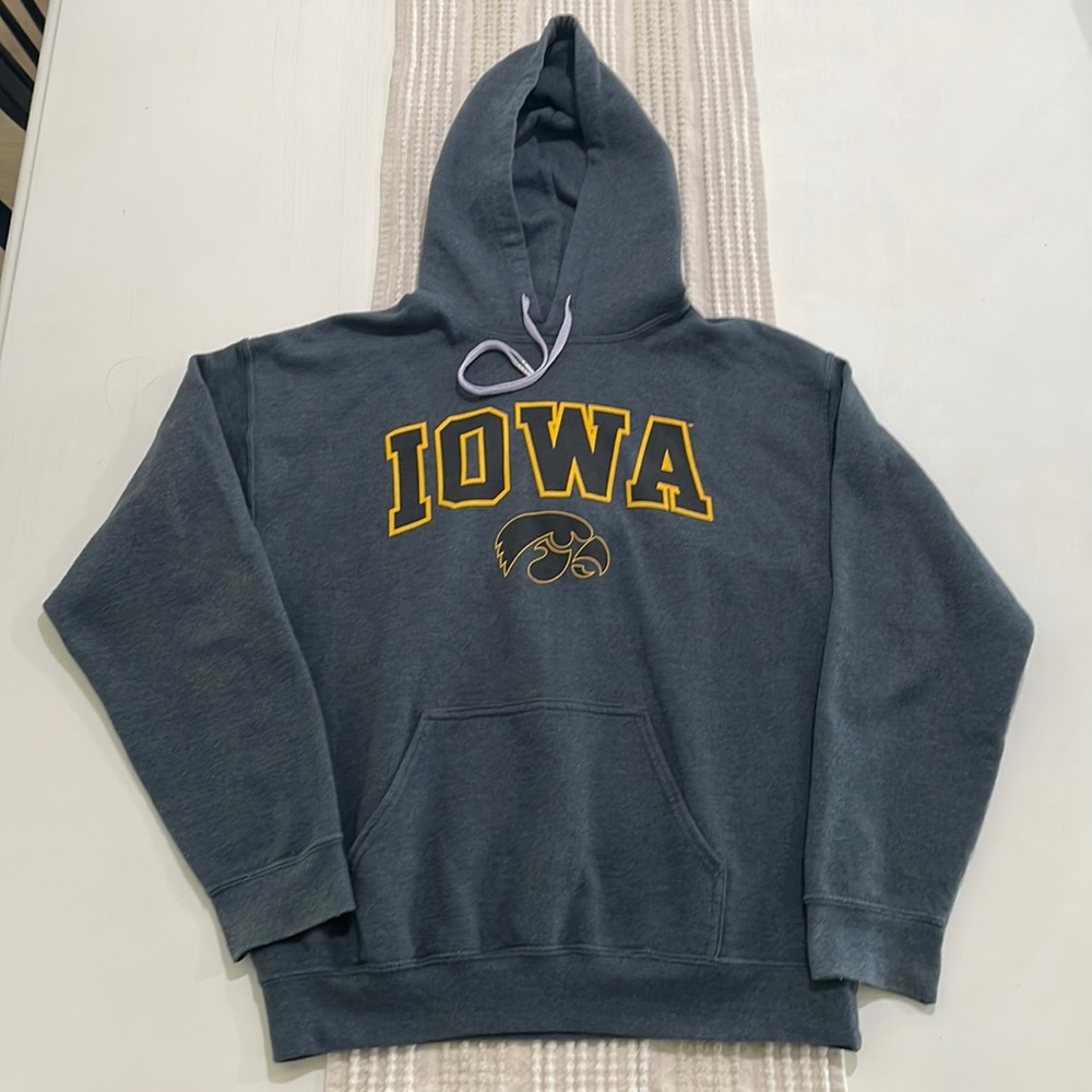 Iowa Hawkeyes logo hoodie in grey 50/50 cotton/poly Men’s M Excellent condition.